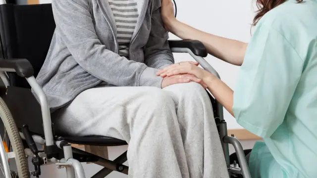 Persona en silla de ruedas.