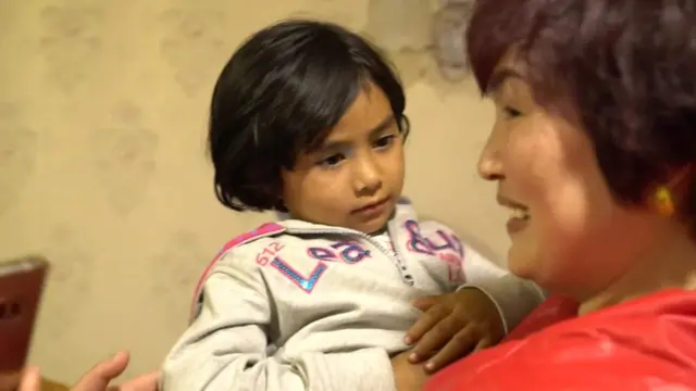 王琪的小孙女和家乡的阿姨见面