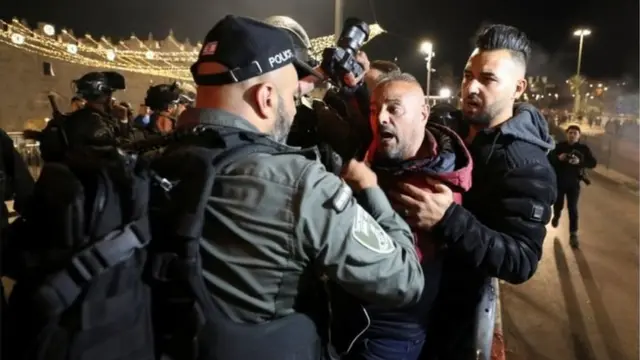 الشرطة تعتقل متظاهرا