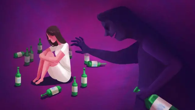 소주병에 둘러쌓인 여성과 여성을 향해 손을 뻗는 남성