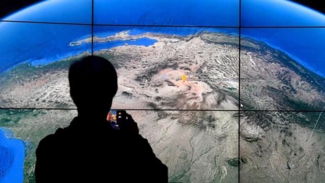 Pessoa olha para mapajogo que paga pelo pixtela