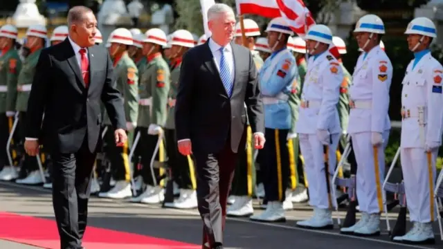 Minisita feto abo nilẹ Amẹrika, Jim Mattis ati akẹgbẹ rẹ nilẹ Indonesian, Ryamizard Ryacudu se ayẹwo awọn ọmọogun ilẹ Indonesia.