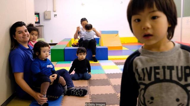 日本一所葡萄牙语学校里的巴西儿童，摄于10月。有子女的移民经常会抱怨存在语言障碍。