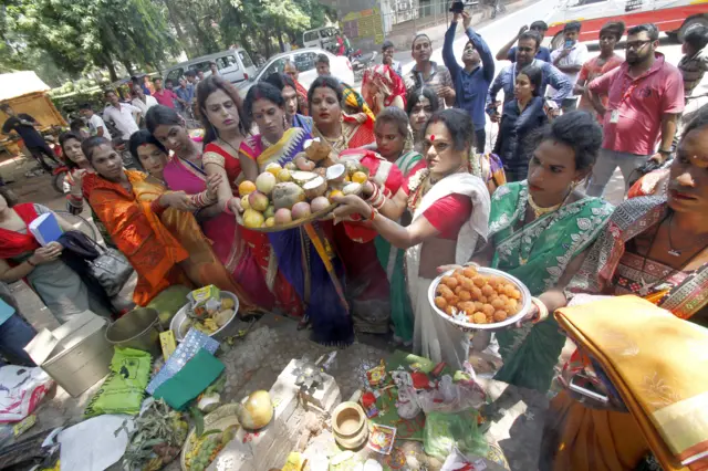 ஒடிசா மாநிலத்தில் சாவித்ரி பூஜையில் வழிபடும் திருநங்கைகள்