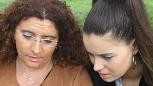 తన పెద్ద కుమార్తె సుసానా అడ్కిన్సన్తో రోసీ కొస్తోయా