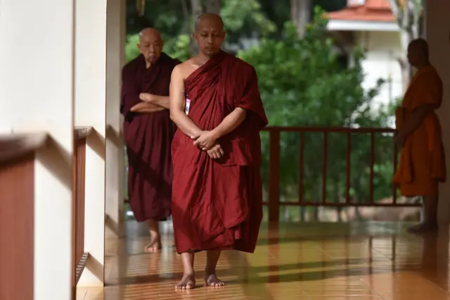 ผู้ปฏิบัติเดินจงกรมที่ธรรมโมลี