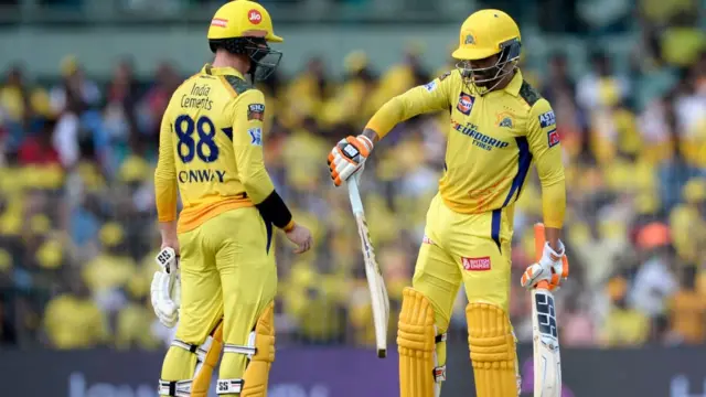 डेविड कॉनवे और महेंद्र सिंह धोनी