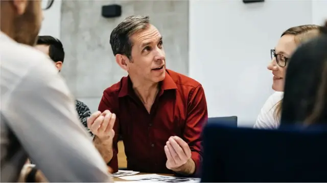 연구에 따르면, 어떤 주장을 해야 한다는 당위성은 우리를 실제보다 더 똑똑한 인물로 자처하게 만들 수 있다