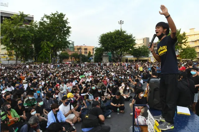 ผู้ชุมนุมฟังปราศรัย