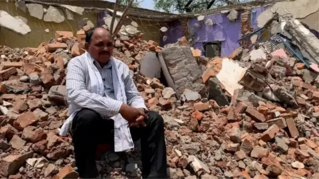 आसिफ, साक्षी