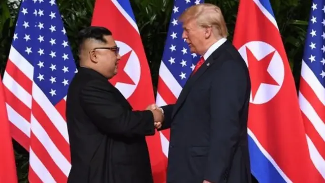 Picha ya rais wa Marekani Donald Trump akisaliamiana na mwenzake wa Korea Kaskazini