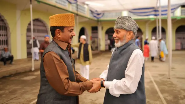 নেপালে প্রায় দশ লাখের মতো মুসলিম রয়েছে। কাঠমাণ্ডুর একটি মসজিদে ঈদের নামাজের আগে শুভেচ্ছা বিনিময় করছেন দুজন মুসলিম।