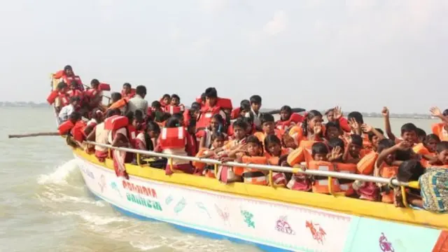 படகில் குழந்தைகள்