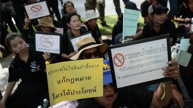 ประชาชนราว 800 คนชุมนุมบริเวณสำนักงานยูเอ็น เพื่อคัดค้านการแก้ไขร่าง พ.ร.บ.หลักประกันสุขภาพ ที่เพิ่มสัดส่วนภาคราชการในบอร์ดประกันสุขภาพ