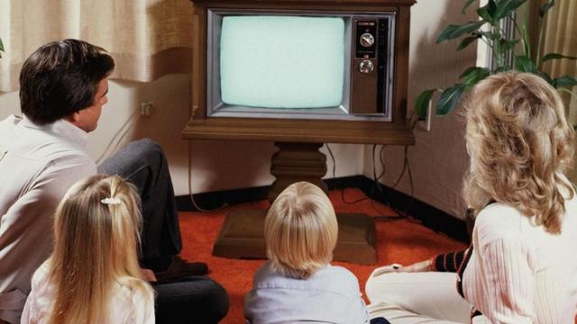 Una familia viendo televisión en los años 60 o 70