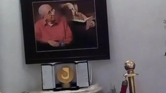 ආචාර්ය ලෙස්ටර් ජේම්ස් පීරිස්ගේ දේශය සමග 'රණ මයුර' සම්මානය තැන්පත් කර තිබුණු අන්දම