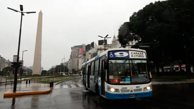 Un "colectivo" pasa cerca del Obelisco en Buenos Aires.