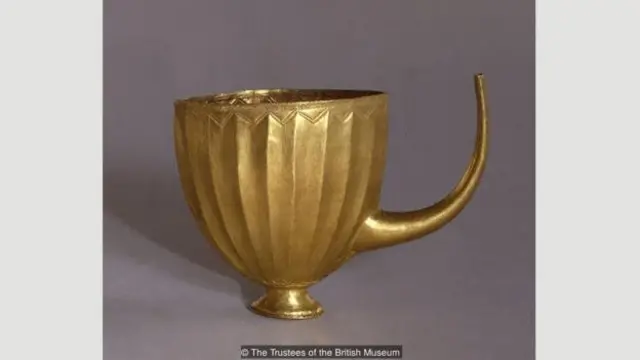 Laporan pertama akan bir yang dikonsumsi — disiapkan menggunakan alat seperti cawan emas ini — berasal dari Mesopotamia.