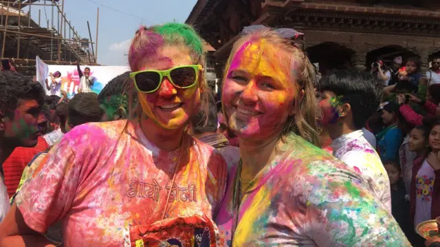 होलीको रंग लगाएका विदेशी युवतीहरू