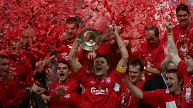 Steven Gerrard levantó la famosa "Orejona" en Estambul.