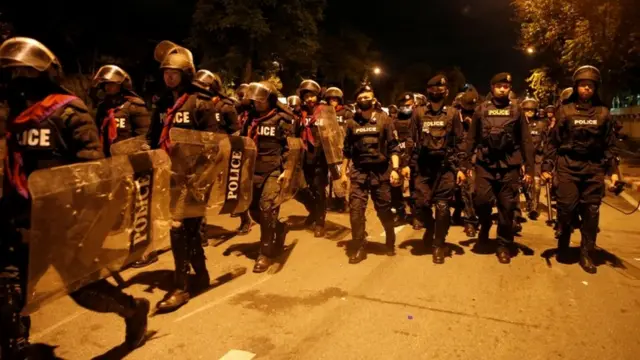 เจ้าหน้าที่ตำรวจเคลื่อนกำลังเข้ากดดันกลุ่มผู้ชุมนุม