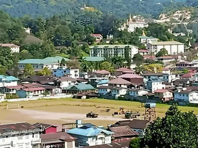 နိုဝင်ဘာ ၃၀ ရက်မှာ စစ်တပ်က မိုးကုတ်အရှေ့ပိုင်း အောင်နန်းဘောလုံးကွင်းမှာ ဟောင်ဝစ်ဇာ အမြောက်တွေ ဆင်နေပါတယ်။ 