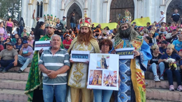 Familia de Andry Hernández y personas disfrazadas de Reyes Magos en vigilia por su liberación.