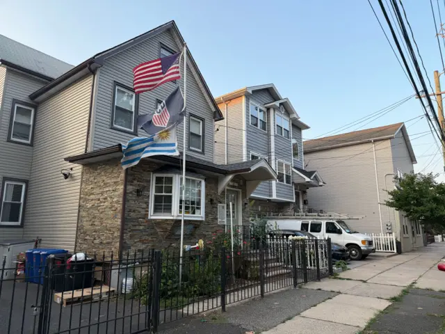 Fachada de una caza en Elizabeth con las bandeas de Uruguay y Estados Unidos al frente.
