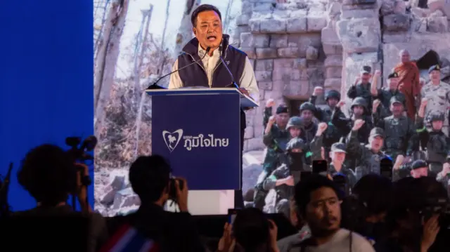 ကမ္ဘောဒီးယားနဲ့ နယ်စပ်တိုက်ပွဲတုန်းက ထိုင်းစစ်သားတွေရဲ့ မှတ်တမ်းဓာတ်ပုံကို နောက်ခံထားပြီး ထိုင်းဝန်ကြီး အနုတင် မဲဆွယ်။