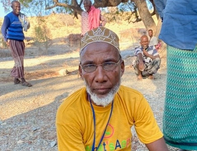 Um garimpeiro na montanha Daallo, Somalilândia