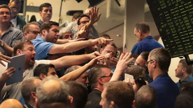 交易员在进行股票交易