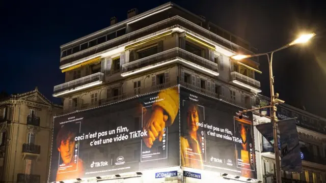 Cartaz do TikTok na França