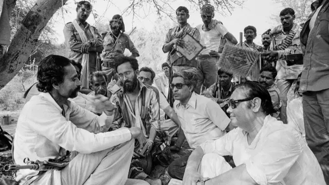 સરકારના અધિકારીઓ સાથે વાટાઘાટો કરી રહેલા મલ્ખાન સિંઘ.