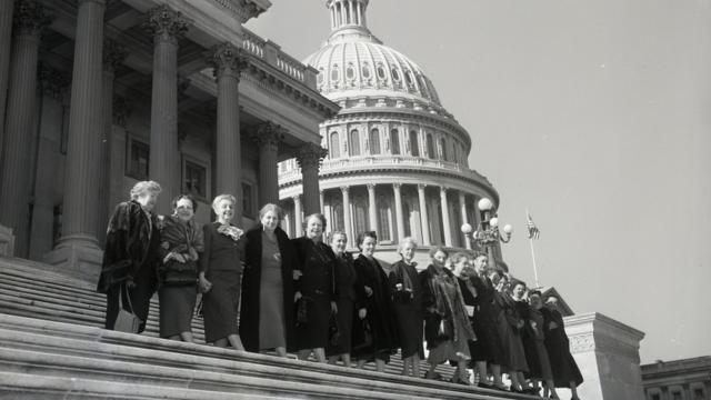 1955年，美国第84届国会的17名女议员在国会山合影