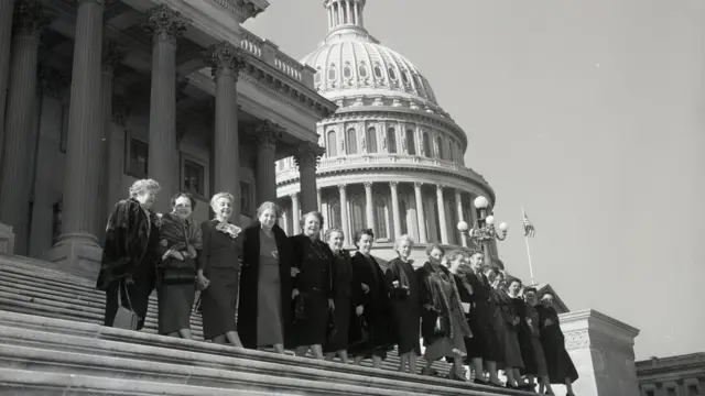 1955年,美国第84届国会的17名女议员在国会山合影