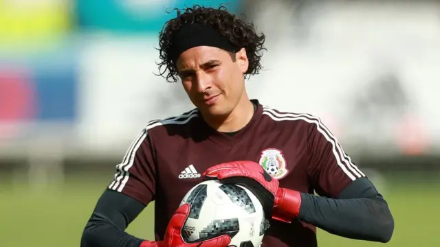 Guillermo Ochoa con una melena ondulada y una vincha