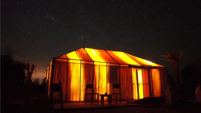 陈先生和太太两人包了一个沙漠团。