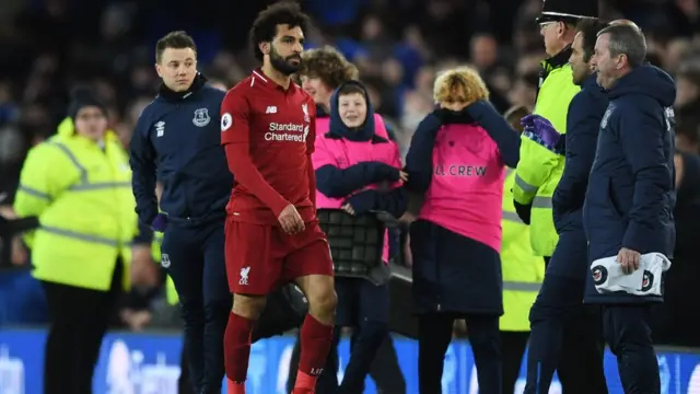 صلاح يسير حزينا بعد المباراة