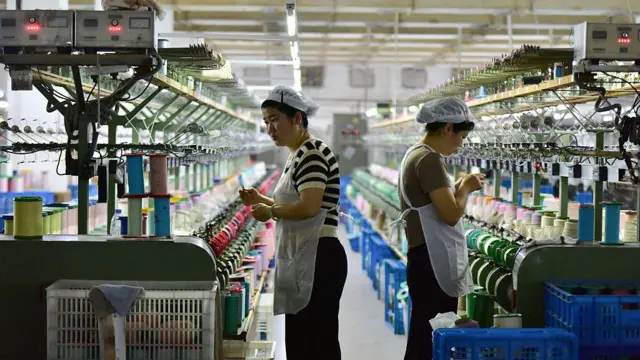 两个女工正在工作