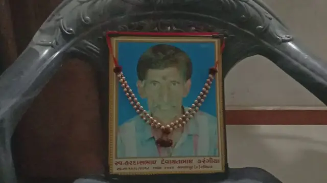 "હરદાસભાઈને કાગળ પર જીવતા કરી એમને કોરોનાની રસી અપાવીને એમની યાદોને તાજી કરાવી દીધી છે. આ સંજોગોમાં અમને હવે શંકા જાય છે કે હરદાસભાઈના અવસાન પછી એમના આધારકાર્ડનો કોઈ દુરુપયોગ તો નહીં કરી રહ્યું હોય?"