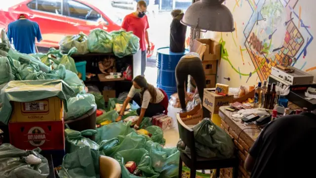 Voluntários organizam doações