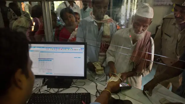 बैंक में लगी भीड़