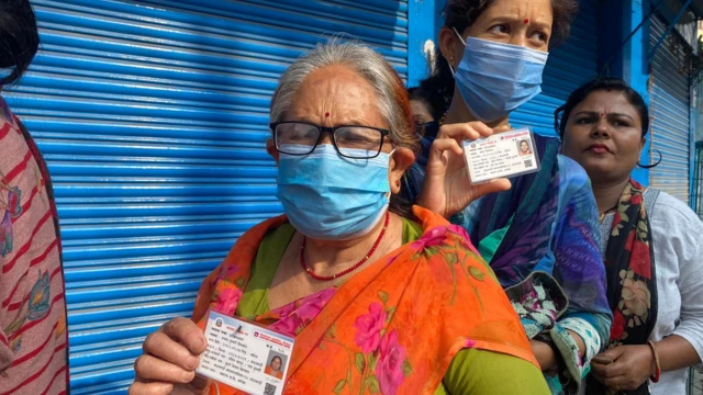 मतदानको लागि लाममा महिलाहरू।