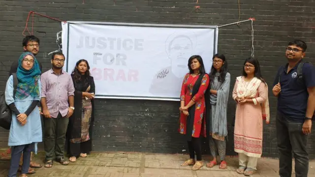 আবরার হত্যার বিচারের দাবিতে জড়ো হওয়া শিক্ষার্থীরা।