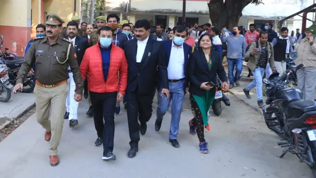 पेशी के लिए अदालत ले जाए जाते केंद्रीय मंत्री अजय मिश्र के बेटे आशीष मिश्र