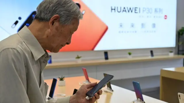 Cliente en una tienda de Huawei.