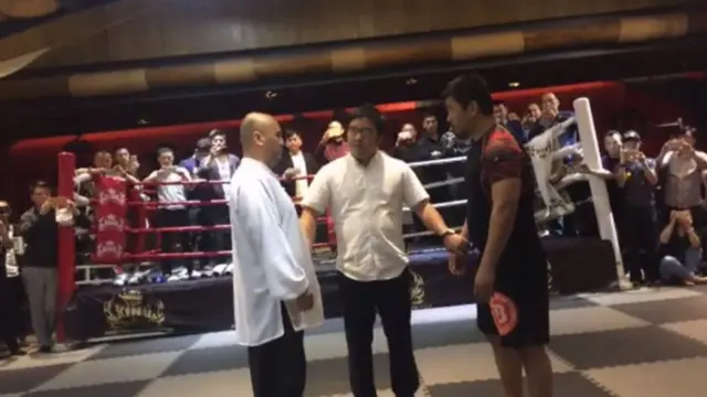 徐晓冬（右）和太极大师雷雷（左）决斗