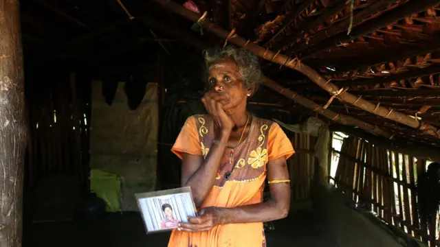 අතුරුදහන් දරුවෙකු එන පෙර මග බලා සිටින මවක්