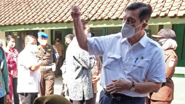 Menteri Koordinator Bidang Kemaritiman dan Investasi Luhut Binsar Pandjaitan (kanan) berdialog dengan peserta vaksinasi Covid-19 di kompleks Kodim 0705/Magelang, Jawa Tengah, Jumat (06/08).