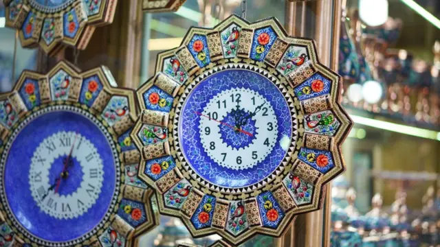 મીનાકારી વાળી ઘડિયાલની તસવીર